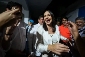 La candidata Maria Corina Machado saluda a miembros del partido "Vente" durante la jornada de elecciones primarias de los candidatos de oposición de cara a lecciones presidenciales del 2024, en Caracas (Venezuela). EFE/Miguel Gutiérrez