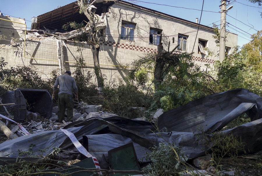 Imagen de archivo de una fábrica alcanzada por un bombardeo ruso en Odesa, sur de Ucrania. EFE/EPA/Igor Tkachenko