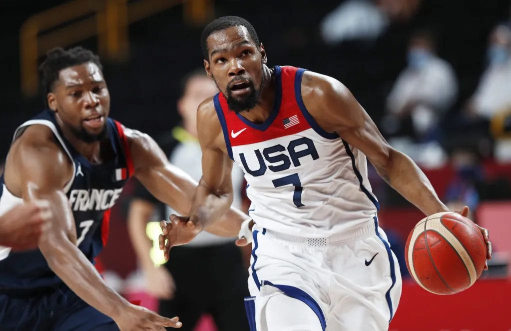Fotografía de archivo que muestra al jugador de baloncesto Kevin Durant, durante un partido de los Juegos Olímpicos de Tokio 2020. EFE/Kiyoshi Ota