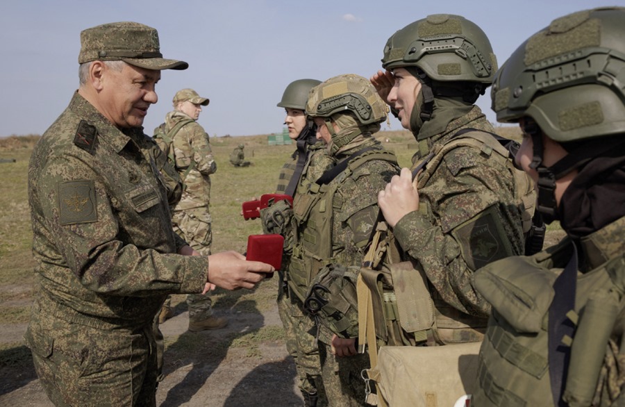 El ministro de Defensa ruso, Sergei Shoigu (i). EFE/EPA/Russian Defence Press Ministry