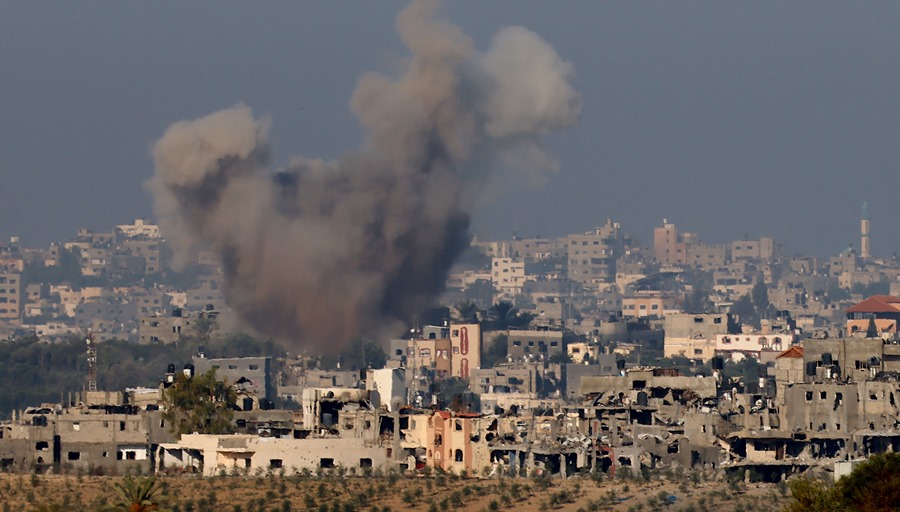 Ataque israelí sobre el norte de la Franja de Gaza visto desde la ciudad de Sderot, Israel, este 20 de octubre. EFE/EPA/Hannibal Hanschke