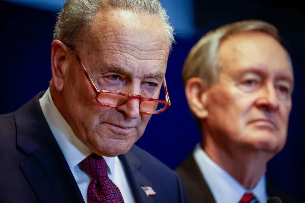 El líder de la mayoría demócrata en el Senado de EE.UU., Chuck Schumer, habla en una rueda de prensa, este 9 de octubre de 2023, en la Embajada estadounidense en Pekín, China. EFE/ Mark R. Cristino