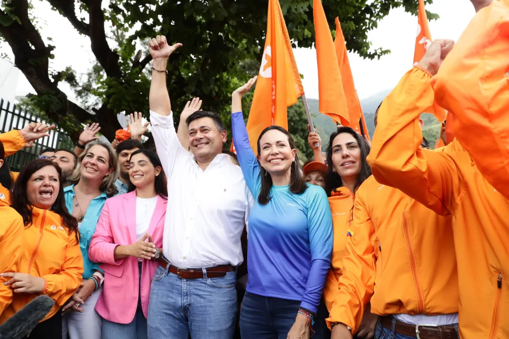 María Corina Machado junto al opositor Freddy Superlano saludan a simpatizantes en Caracas (Venezuela). EFE/ Rayner Peña R