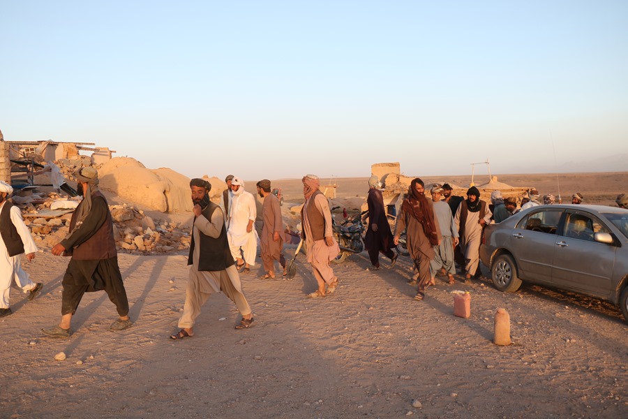 Las personas afectadas por un terremoto esperan ayuda en Herat, Afganistán. EFE