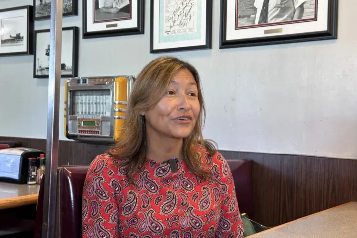 Julie Chávez, nieta del legendario líder sindical César Chávez y jefa de campaña de Joe Biden para las elecciones de 2024, habla con EFE durante una entrevista el 3 de octubre de 2023, en el icónico restaurante "Charcoal Pit" en Wilmington, Delaware (EE.UU.). EFE/ Octavio Guzmán