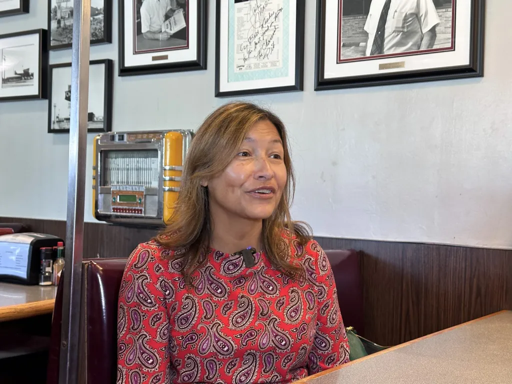 Julie Chávez, nieta del legendario líder sindical César Chávez y jefa de campaña de Joe Biden para las elecciones de 2024, habla con EFE durante una entrevista el 3 de octubre de 2023, en el icónico restaurante "Charcoal Pit" en Wilmington, Delaware (EE.UU.). EFE/ Octavio Guzmán