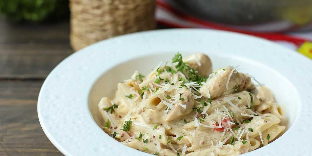 Pasta cremosa con pollo: rica receta para las tardes en familia