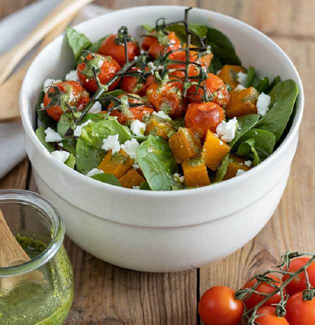 Ensalada de calabaza con arándanos deshidratados