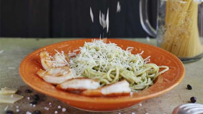 Espagueti verde con camarones