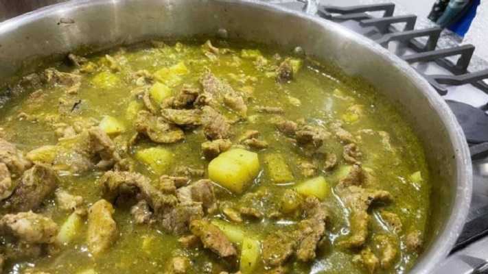 Bistec de res en salsa verde con papas