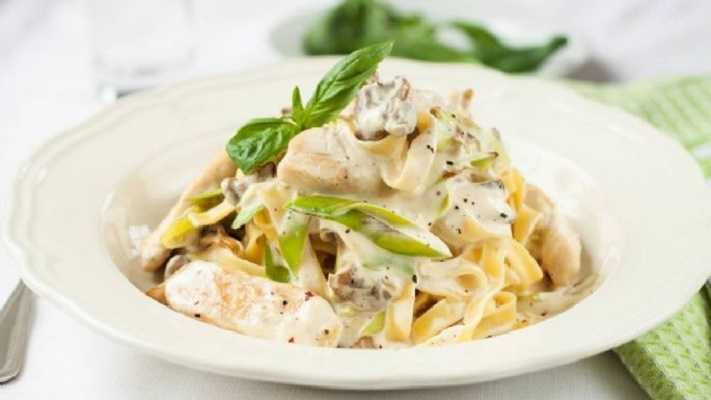Pasta cremosa con pollo