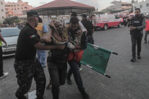 Un palestino herido llega al hospital de Al-Shefa, en Gaza, este miércoles. EFE/EPA/Haitham Imad