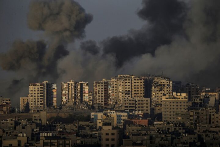 Vista de Gaza durante los bombardeos de este sábado. EFE/EPA/Mohammed Saber