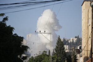 Columna de humo sobre Jenín tras un ataque de Israel, en una imagen de archivo. EFE/EPA/Alaa Badarneh