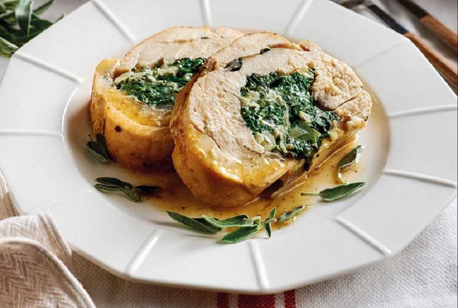 Pollo con espinacas y queso feta: rico plato para tu almuerzo