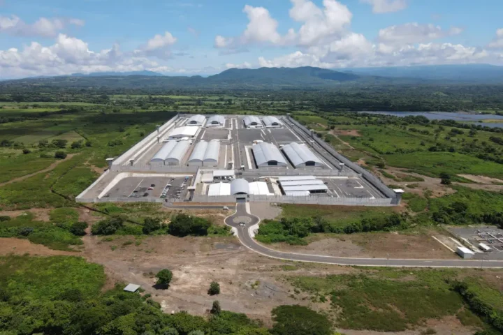 Fotografía aérea del Centro de Confinamiento para el Terrorismo (Cecot), hoy en Tecoluca (El Salvador). EFE/Rodrigo Sura