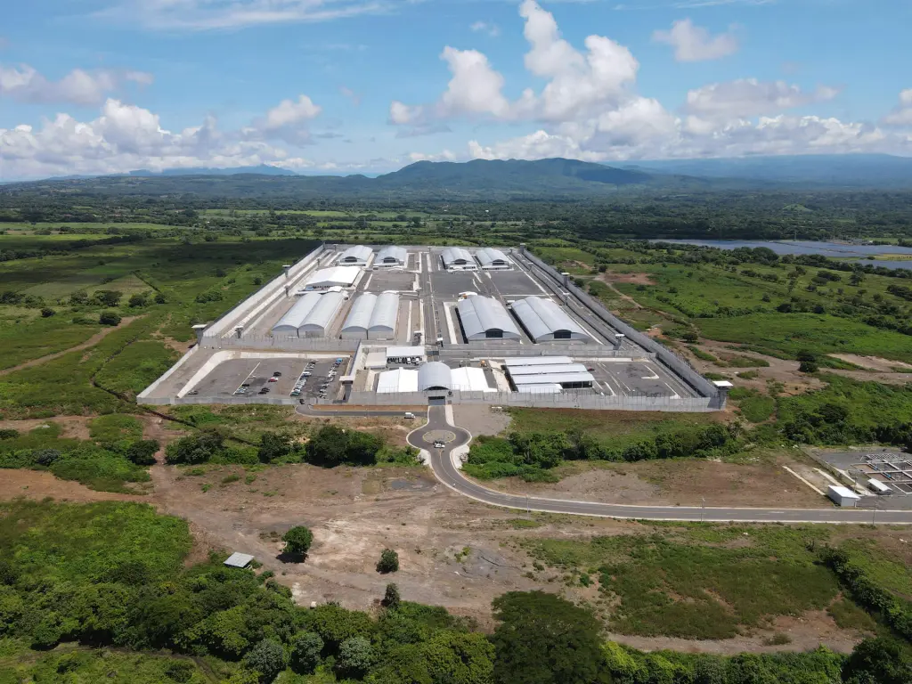 Fotografía aérea del Centro de Confinamiento para el Terrorismo (Cecot), hoy en Tecoluca (El Salvador). EFE/Rodrigo Sura