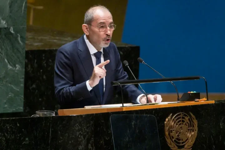 El ministro de Exteriores de Jordania, Ayman Safadi, habla ante la Asamblea General de la ONU, el 26 de octubre de 2023, en Nueva York. EFE/ Justin Lane