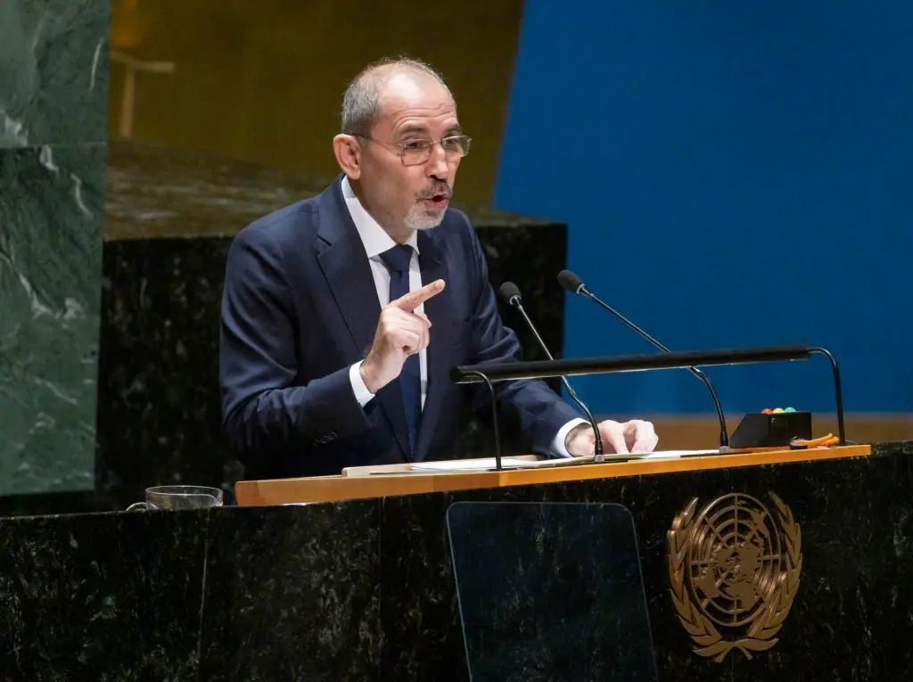 El ministro de Exteriores de Jordania, Ayman Safadi, habla ante la Asamblea General de la ONU, el 26 de octubre de 2023, en Nueva York. EFE/ Justin Lane