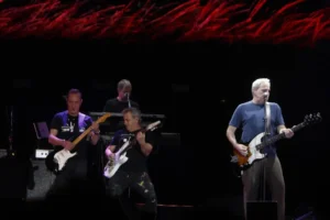 El grupo español Hombres G se presenta en un concierto hoy, en Medellín (Colombia). EFE/Luis Eduardo Noriega A.