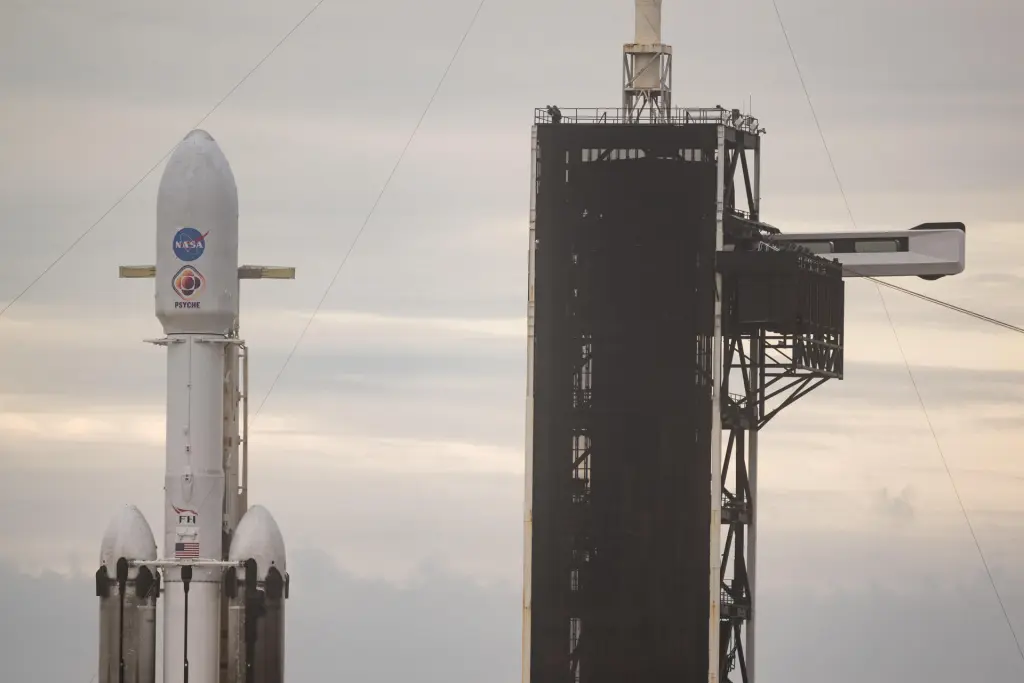 Fotografía cedida por la NASA donde se muestra una parte del cohete Falcon Heavy de SpaceX con la nave espacial Psyche a bordo instalado hoy miércoles sobre una plataforma en el complejo de lanzamiento 39A del Centro Espacial Kennedy, en Cabo Cañaveral, Florida (EE.UU.). EFE/Aubrey Gemignani/NASA