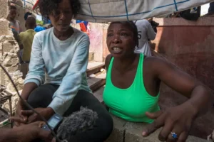 Una mujer habla sobre la intervención militar para mejorar la seguridad, el 4 octubre 2023, en Puerto Príncipe (Haití). EFE/ Johnson Sabin