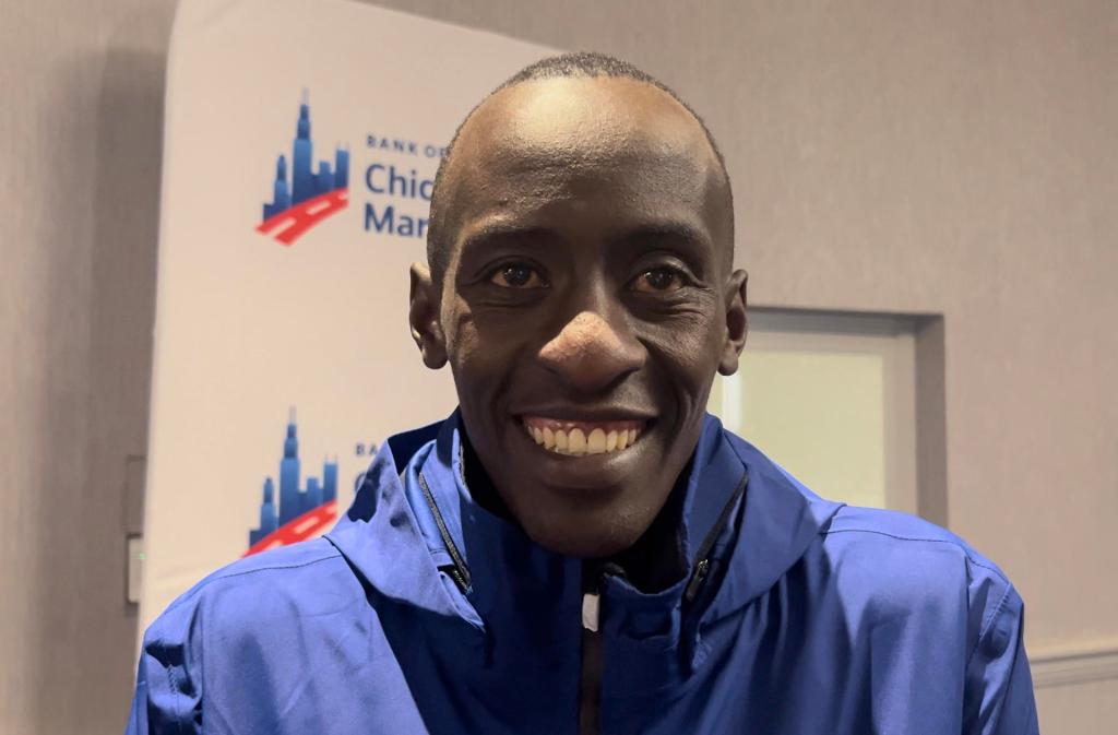 Al keniano Kelvin Kiptum posa para una fotografía, el 8 de octubre de 2023, en Chicago (EE.UU.). EFE/ Andrea Montolivo