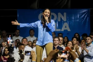 La exdiputada María Corina Machado celebra junto a aliados y seguidores en las primeras horas de este lunes los resultados ofrecidos por la comisión de elecciones primarias, en Caracas (Venezuela). EFE/Miguel Gutiérrez
