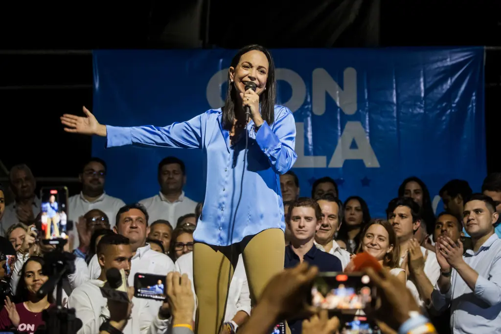 La exdiputada María Corina Machado celebra junto a aliados y seguidores en las primeras horas de este lunes los resultados ofrecidos por la comisión de elecciones primarias, en Caracas (Venezuela). EFE/Miguel Gutiérrez