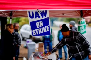Miembros del sindicato United Auto Workers (UAW) en Morrow, Georgia, el 12 de octubre de 2023. EFE/Erik S. Lesser