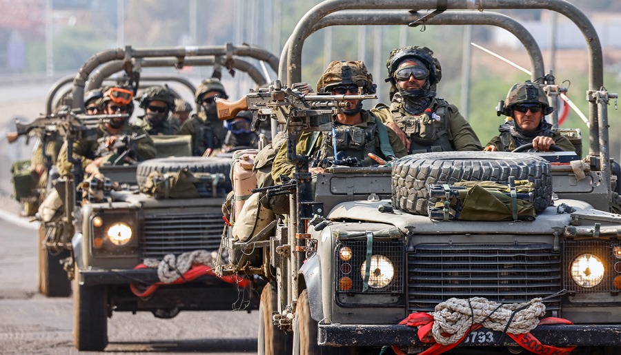 El Ejército israelí avanza en las "fases de la guerra" y tiene a soldados dentro de Gaza. EFE/EPA/HANNIBAL HANSCHKE