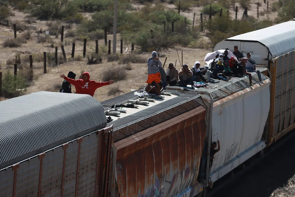 Migrantes viajan sobre el tren conocido como "La Bestia", el 29 de septiembre de 2023, en Ciudad Juárez, Chihuahua (México). EFE/ Luis Torres