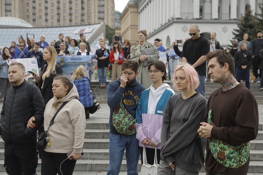 Ucranianos guardan un minuto de silencia en el Día de los Defensores. EFE/EPA/Sergey Dolzhenko