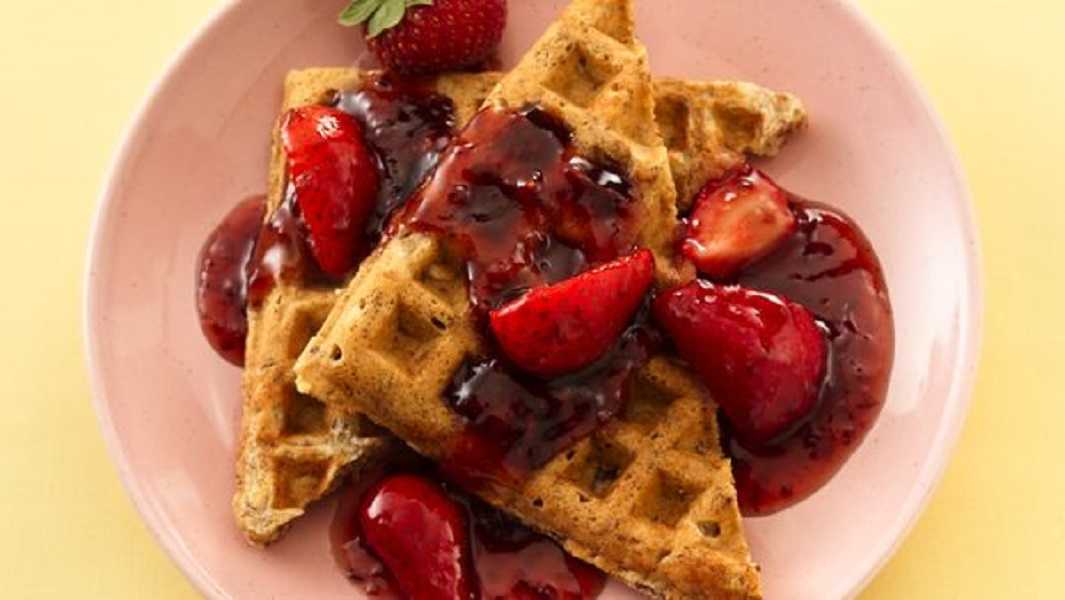 Waffles de chocolate con fresa: prepara este sabroso postre