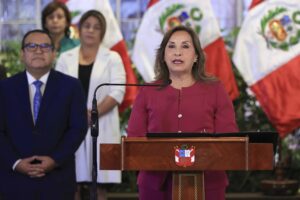 Fotografía cedida hoy por la Presidencia de Perú que muestra a la mandataria Dina Boluarte durante un discurso televisado. EFE/Presidencia del Perú