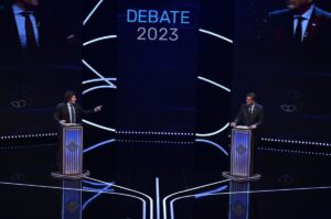 Los candidatos a la Presidencia argentina, el oficialista Sergio Massa (der.) y el libertario Javier Milei, participan en un debate presidencial, hoy la Facultad de Derecho de la Universidad de Buenos Aires (UBA) en Buenos Aires (Argentina). EFE/Luis Robayo - AFP -Pool