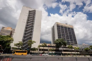 Edificio sede de Petróleos de Venezuela (PDVSA) en Caracas (Venezuela). EFE/ Rayner Peña R. /Archivo