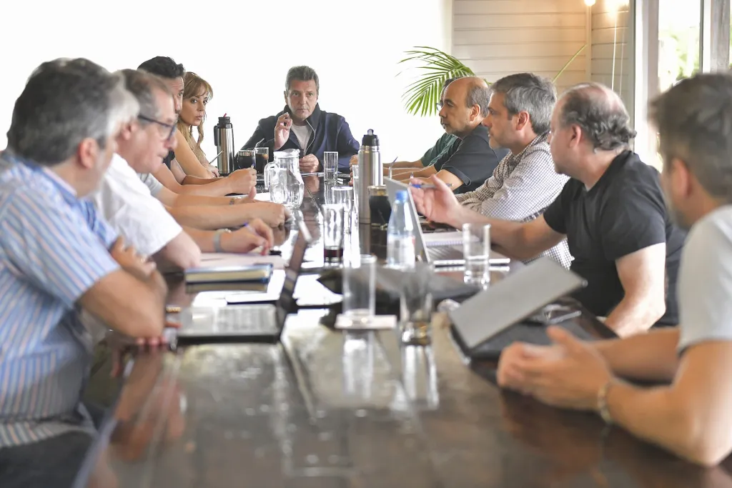Fotografía cedida por el Ministerio de Economía de Argentina que muestra al actual ministro y excandidato presidencial, Sergio Massa, durante una reunión hoy con su equipo más cercano en la localidad de San Fernando, provincia de Buenos Aires (Argentina). EFE/Ministerio de Economía de Argentina