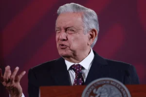 El presidente de México, Andrés Manuel López Obrador, habla durante una rueda de prensa hoy, en el Palacio Nacional en Ciudad de México (México). EFE/ Sáshenka Gutiérrez