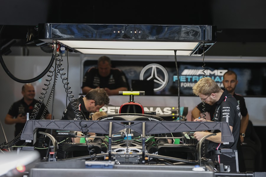 Mecánicos de la escudería Mercedes trabajan en un vehículo del piloto británico George Russell en el autódromo de Interlagos, en Sao Paulo (Brasil). EFE/Sebastião Moreira