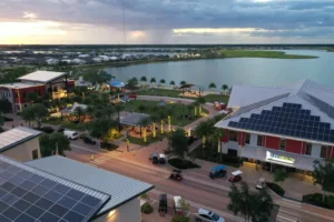 Fotografía donde se aprecian algunos de los edificios construidos con paneles solares en el techo para generar su propia energía, el 14 de noviembre de 2023, en el centro de la ciudad de Babcock Ranch, situada en la reserva natural que lleva el mismo nombre de la comunidad y al noreste de la ciudad de Fort Myers en Florida (EE.UU.). EFE/ Antoni Belchi