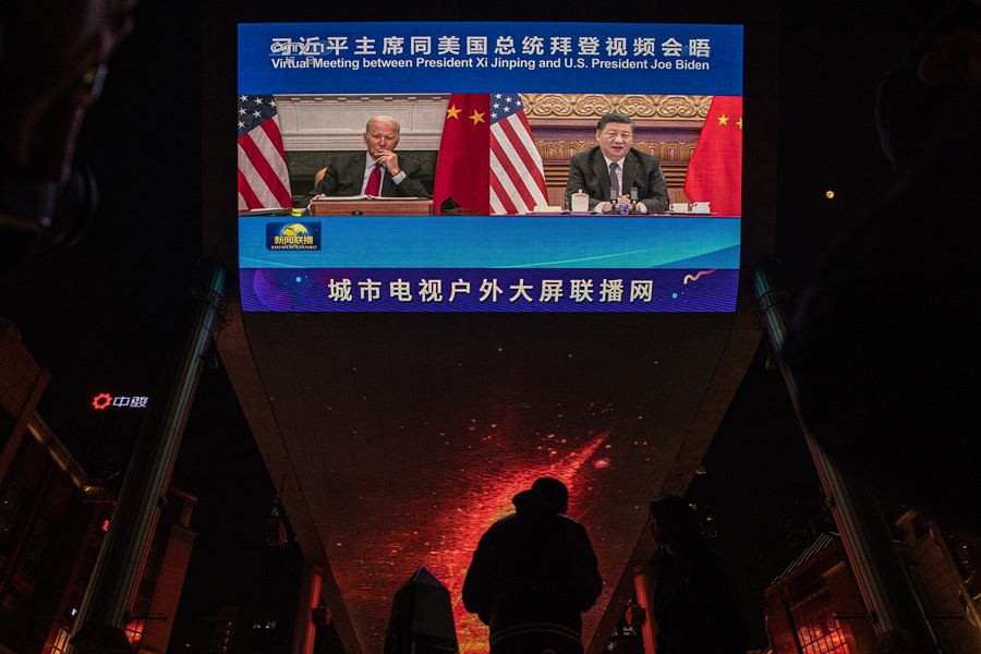 Imagen de archivo de una pantalla grande que muestra al presidente estadounidense Joe Biden (izq) y al presidente chino Xi Jinping. EFE/EPA/ROMAN PILIPEY