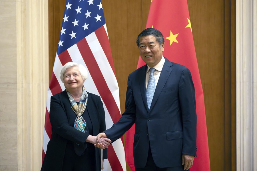 Imagen de archivo de la secretaria del Tesoro estadounidense Janet Yellen (d) y el viceprimer ministro chino He Lifeng. EFE/EPA/MARK SCHIEFELBEIN / POOL