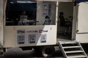 La periodista Yaya Andueza trabaja en el camión de información"ARI Movil", en un mercado temporal, el 12 de noviembre del 2023, en Caracas (Venezuela). EFE/ Miguel Gutiérrez