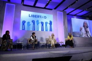La cofundadora de la Red para la Diversidad en el Periodismo Latinoamericano, Mariana Alvarado (i), la directora de la Organización Editorial Mexicana (OEM), Martha Ramos (2-i), la presidenta de la Agencia EFE, Gabriela Cañas (2d) y la periodista y directora del Diario La Hora de Ecuador, Gabriela Vivanco (d) participan en el panel "Cómo abordar la agenda de género en una sociedad polarizada" en el marco del 79° Asamblea General de la Sociedad Interamericana Prensa (SIP) hoy, en Ciudad de México (México). EFE/José Méndez