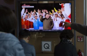 Personas ven las noticias en una estación en Seúl, Corea del Sur. EFE/EPA/Jeon Heon-Kyun