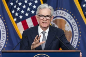 El presidente de la Reserva Federal de Estados Unidos (Fed), Jerome Powell, habla en conferencia de prensa, en Washington. EFE/EPA/Jim Lo Scalzo