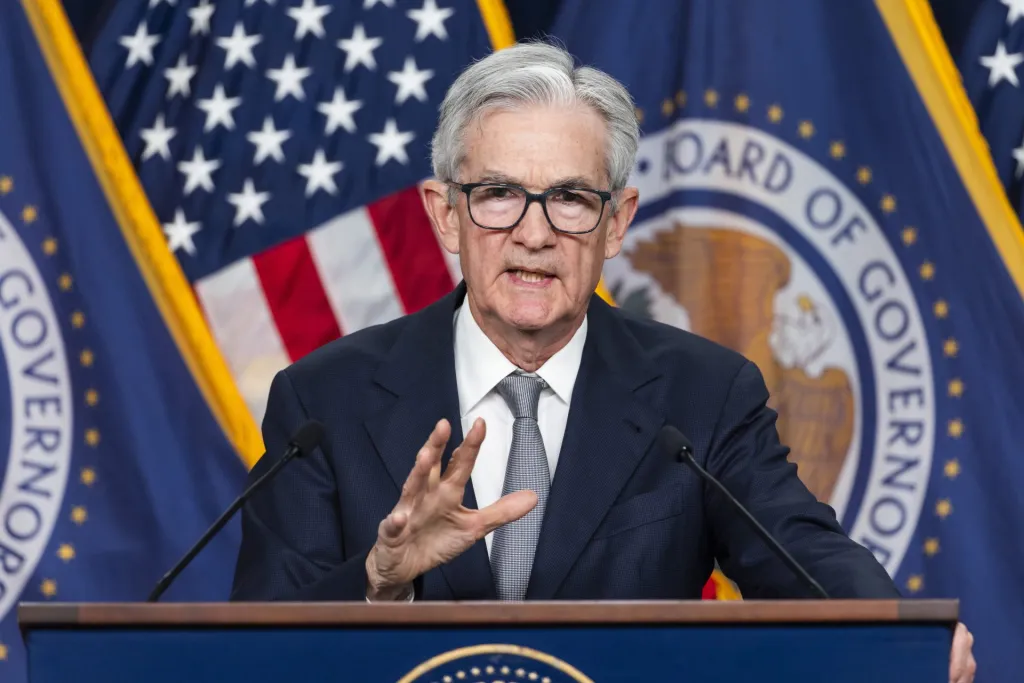 El presidente de la Reserva Federal de Estados Unidos (Fed), Jerome Powell, habla en conferencia de prensa, en Washington. EFE/EPA/Jim Lo Scalzo