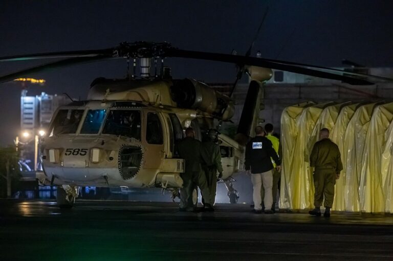 Soldados israelíes custodian la llegada de rehenes liberados por Hamás a un hospital de Tel Aviv. EFE/EPA/Christophe Petit Tesson