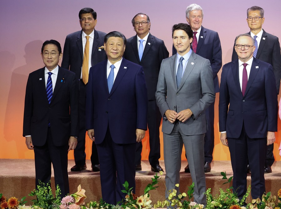 (De izquierda a derecha, primera fila) El primer ministro japonés, Fumio Kishida, el presidente chino, Xi Jinping, el primer ministro canadiense, Justin Trudeau, y el primer ministro australiano, Anthony Albanese, en una fotografía grupal. EFE/EPA/YONHAP